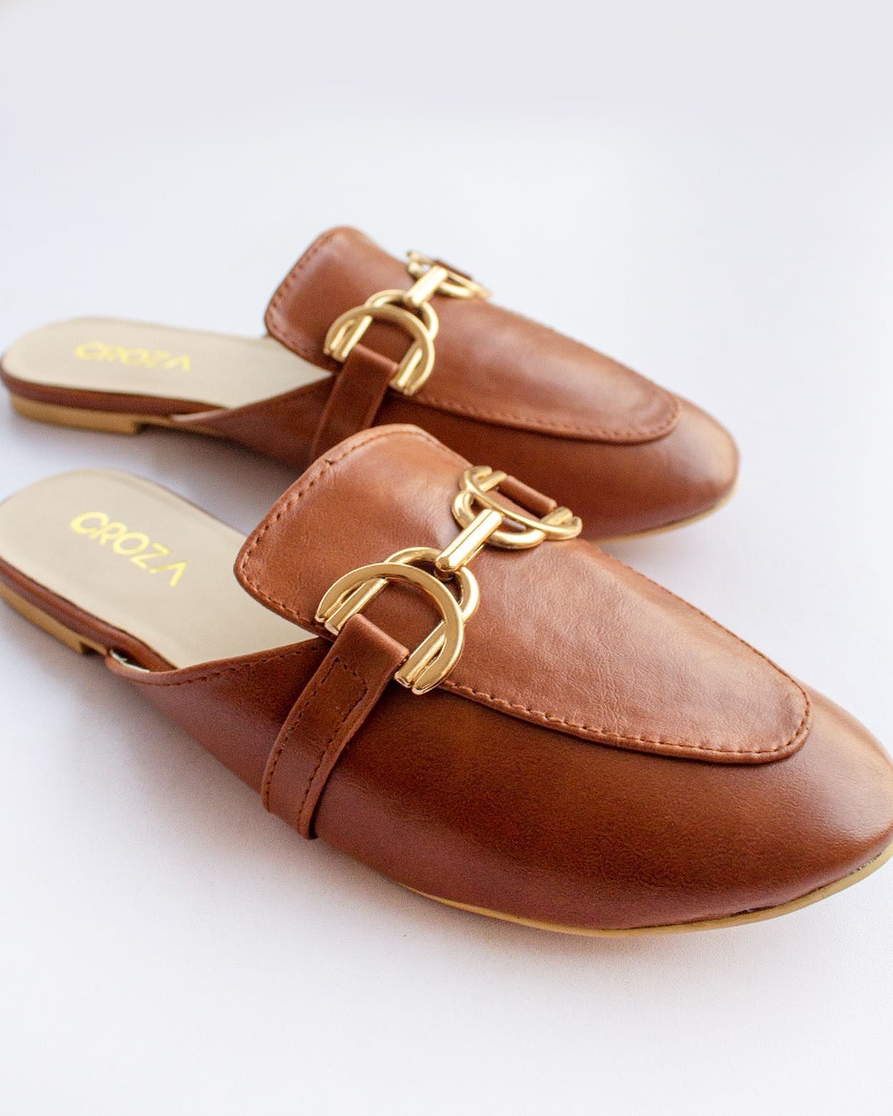 Brown mules with gold accessory